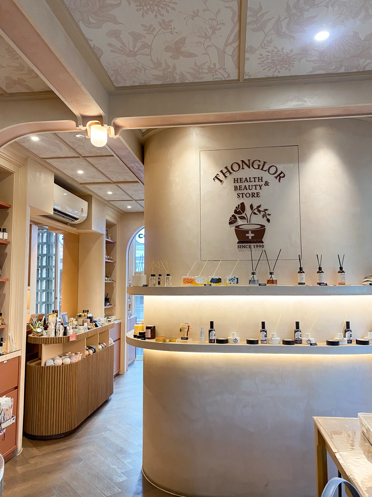 Thonglor Branch — Photo 1